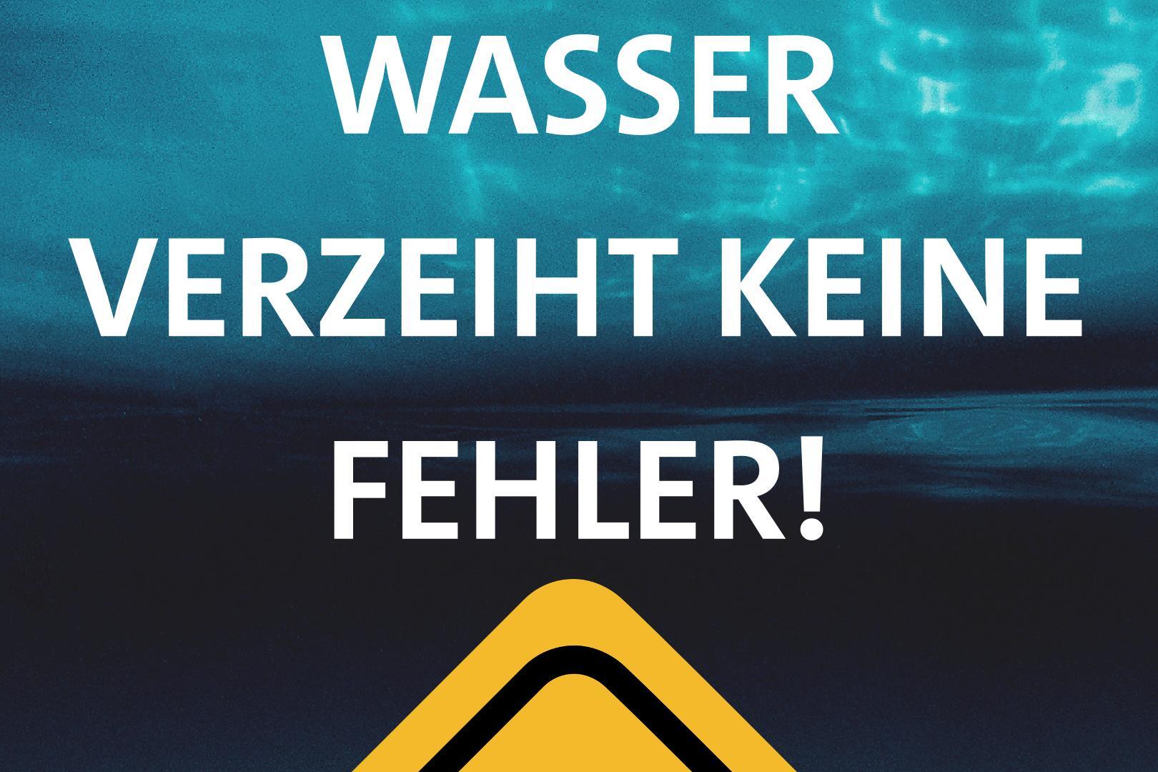 Warnhinweis mit geschwungenem Wellenmotiv und einem schwimmenden Menschen, darunter der Text &bdquo;Wasser verzeiht keine Fehler!&ldquo;.