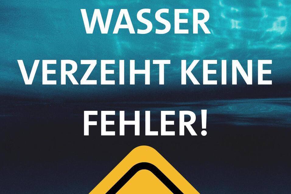 Warnhinweis mit geschwungenem Wellenmotiv und einem schwimmenden Menschen, darunter der Text „Wasser verzeiht keine Fehler!“.