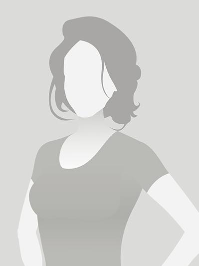 Die Silhouette einer Frau mit kurzem, lockigem Haar in einem schlichten T-Shirt auf grauem Hintergrund.