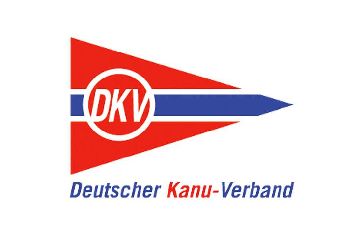 Logo des Deutschen Kanu-Verbandes (DKV) in Rot, Blau und Wei&szlig; mit einem stilisierten Pfeil und Schriftzug.