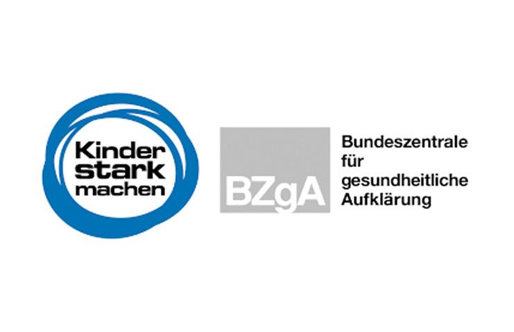 Logo der BZgA mit dem Slogan &bdquo;Kinder stark machen&ldquo; in blauer Schrift auf wei&szlig;em Hintergrund.