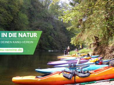 Ab in die Natur - Finde deinen Kanuverein unter kanu-verein.de Im Hintergrund sieht man bunte Boote an einem kleinen Bach liegen.