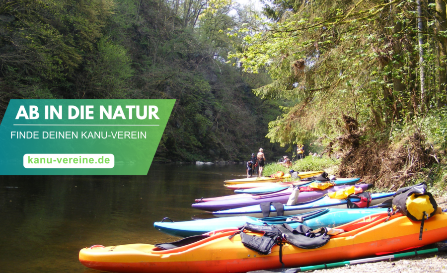 Ab in die Natur - Finde deinen Kanuverein unter kanu-verein.de Im Hintergrund sieht man bunte Boote an einem kleinen Bach liegen.